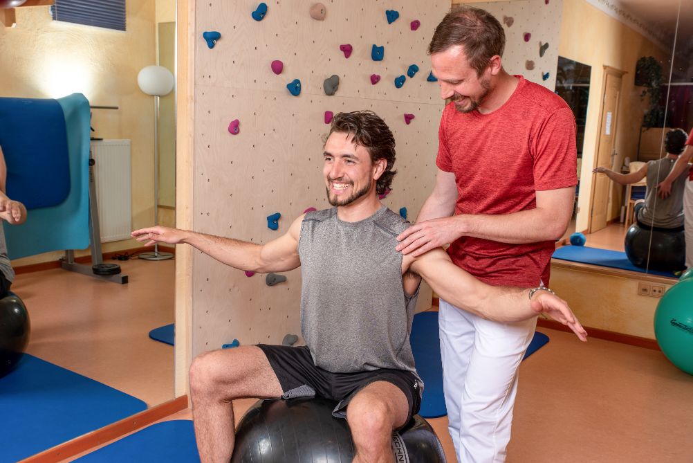 David Göschl von der physiotherapie Mayr-Melnhof bei der Behandlung eines jugen Mannes